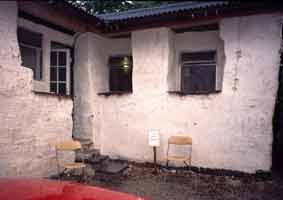 Neil May's Retrofitted strawbale portacabin/Office